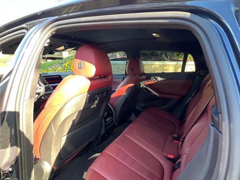 Used 2022 BMW X6 xDrive40i w/ Executive Package image 11