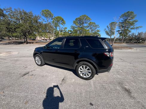 Used 2018 Land Rover Discovery Sport SE image 4