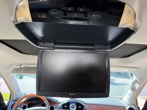 Used 2010 Buick Enclave CXL image 9