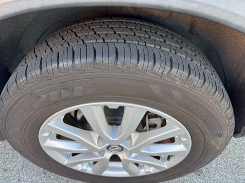 Used 2018 Nissan Rogue SV image 12