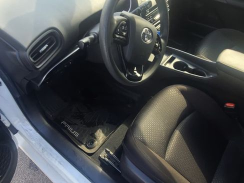 Used 2020 Toyota Prius LE image 10