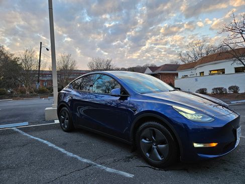 Used 2022 Tesla Model Y Long Range image 2