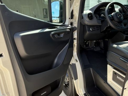 Used 2024 Mercedes-Benz Sprinter 2500 image 14