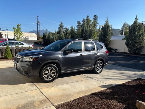 Used 2019 Subaru Forester Premium w/ All-Weather Package AWD/4WD image 1