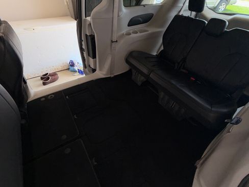 Used 2021 Chrysler Pacifica Touring-L FWD image 25