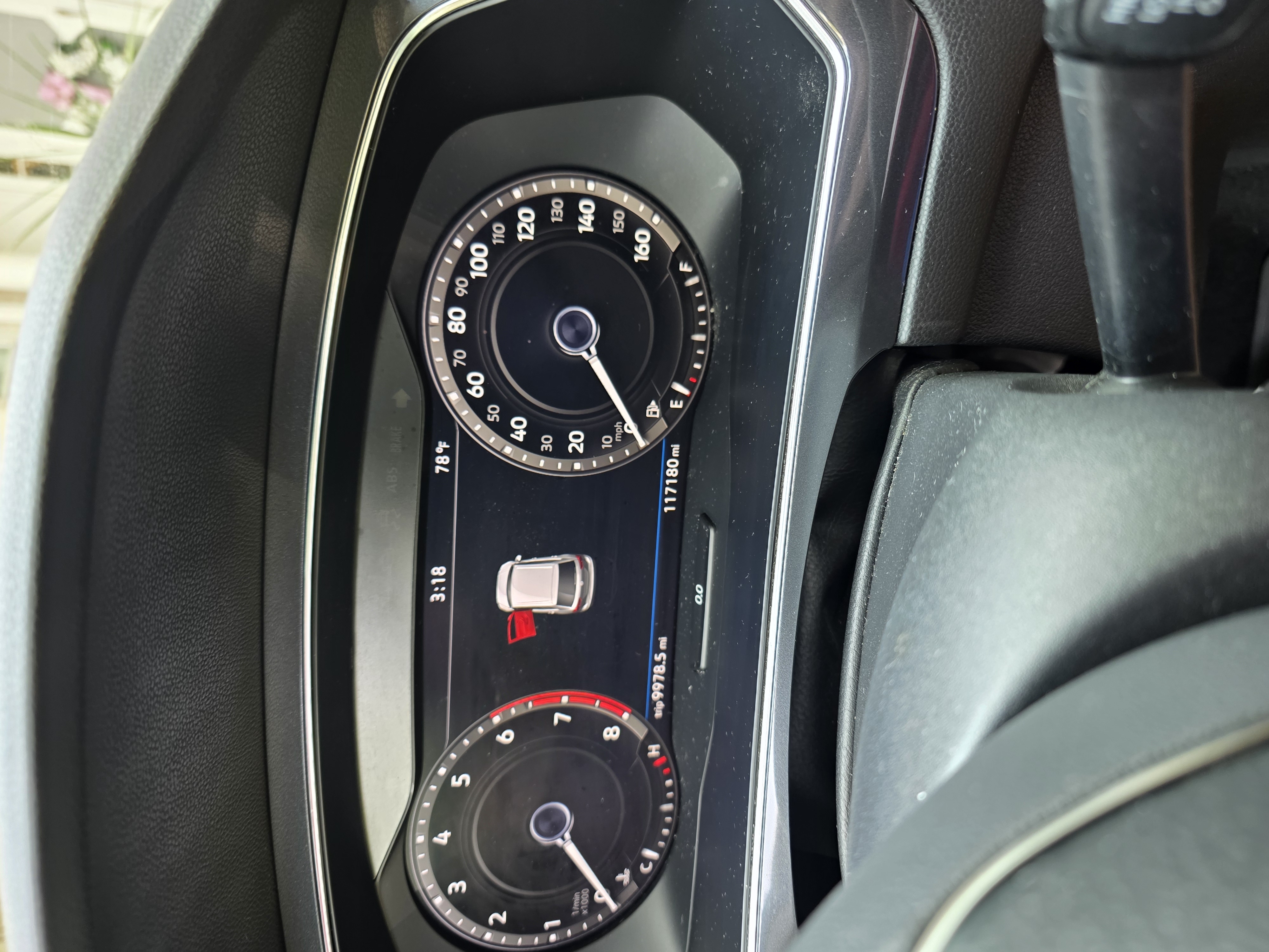 Used 2018 Volkswagen Tiguan SEL Premium FWD image 9