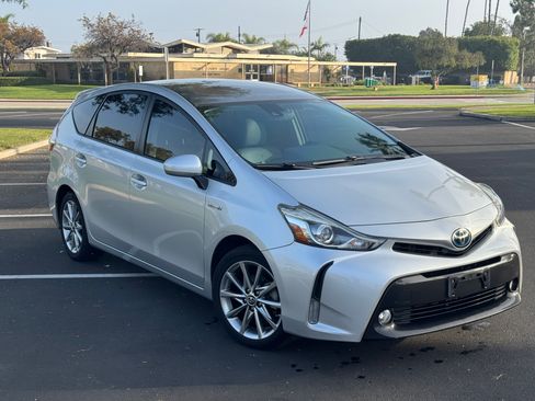 Used 2017 Toyota Prius V Five image 4