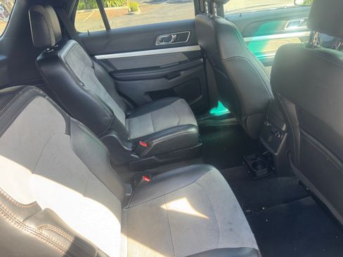 Used 2017 Ford Explorer XLT w/ Equipment Group 202A AWD/4WD image 16