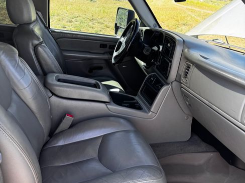 Used 2006 GMC Sierra 2500 SLT w/ Heavy-Duty Power Package image 9