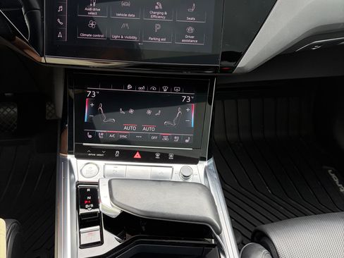 Used 2019 Audi e-tron Prestige w/ Prestige Package AWD/4WD image 23