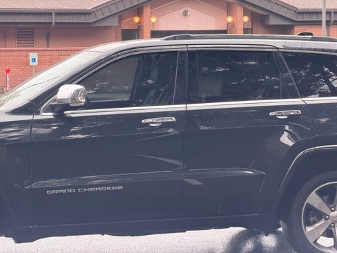 Used 2014 Jeep Grand Cherokee Overland w/ Advanced Technology Group image 10