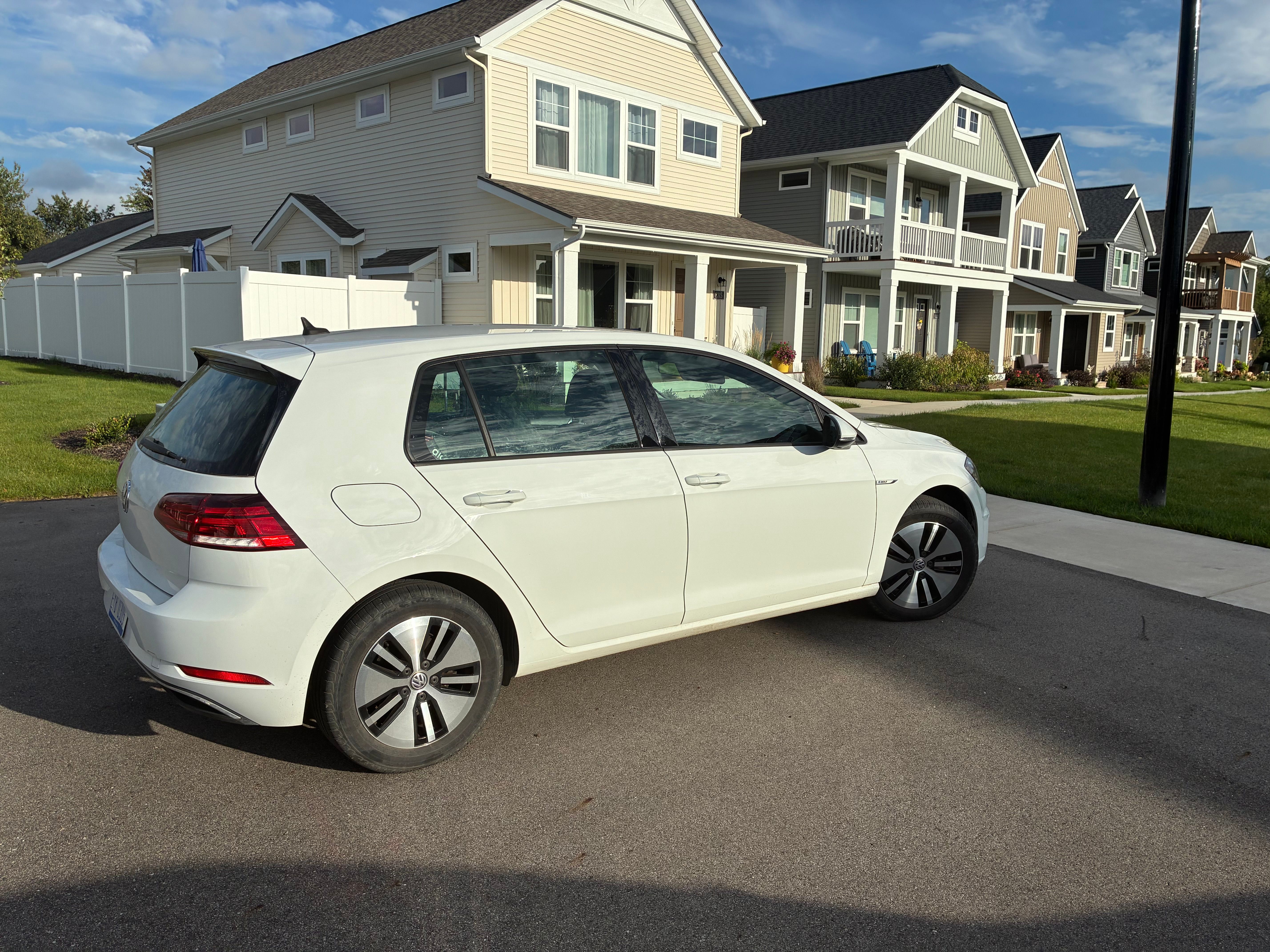 Used 2019 Volkswagen e-Golf SE FWD image 2
