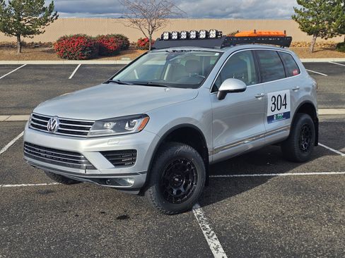 Used 2016 Volkswagen Touareg Sport image 2
