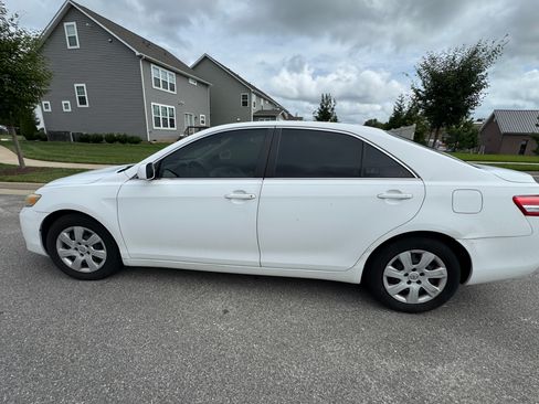 Used 2011 Toyota Camry LE FWD image 2
