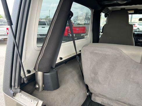 Used 2005 Jeep Wrangler Unlimited Rubicon w/ Sahara Edition Group image 32