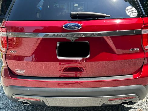 Used 2017 Ford Explorer XLT w/ Equipment Group 202A AWD/4WD image 17
