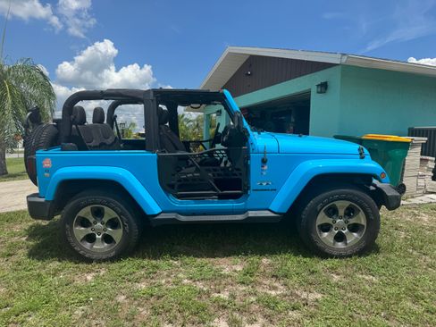 Used 2017 Jeep Wrangler Sahara w/ Connectivity Group AWD/4WD image 5