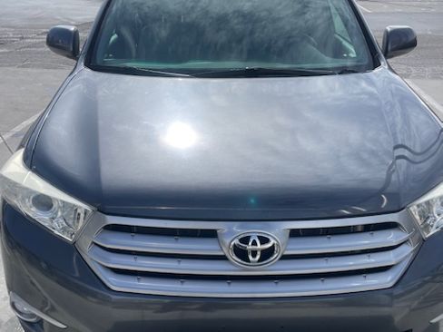 Used 2012 Toyota Highlander SE w/ Tow Pkg image 10