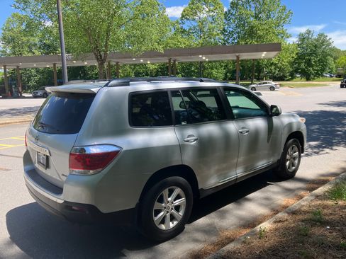 Used 2012 Toyota Highlander SE w/ Tow Pkg AWD/4WD image 9