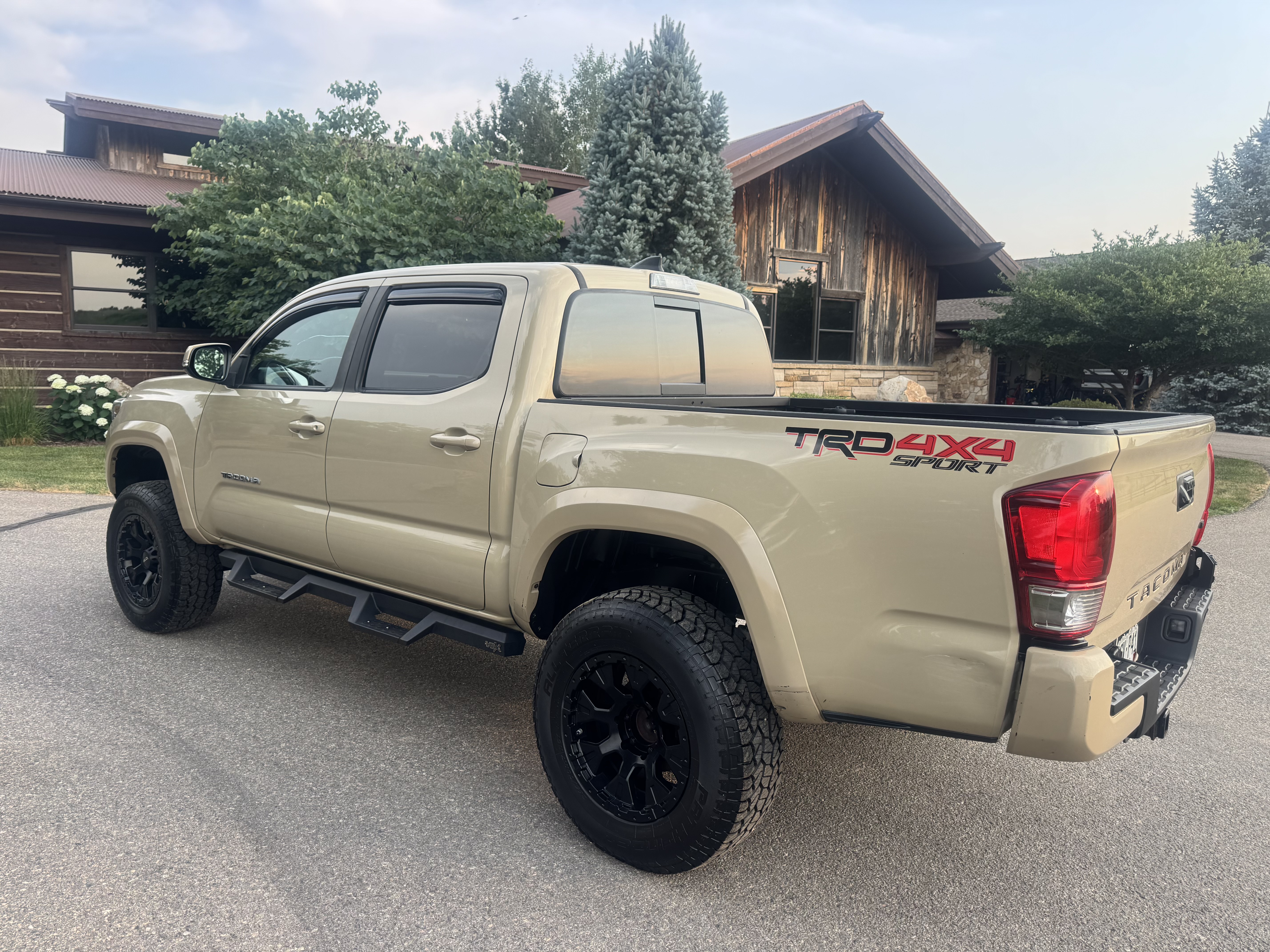 Used 2017 Toyota Tacoma TRD Sport w/ Tow Package (A/T) AWD/4WD image 5