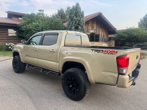 Used 2017 Toyota Tacoma TRD Sport w/ Tow Package (A/T) AWD/4WD image 5
