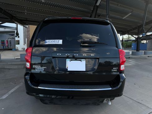 Used 2014 Dodge Grand Caravan SXT image 13
