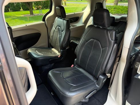 Used 2017 Chrysler Pacifica Touring-L Plus w/ Tire & Wheel Group FWD image 16