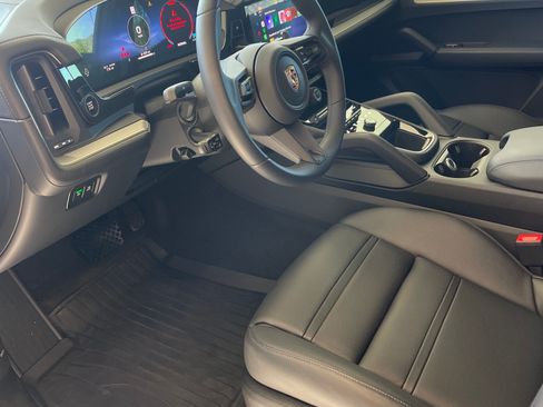 Used 2026 Porsche Cayenne Sport Utility 4D image 11