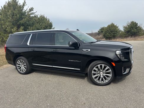 Used 2023 GMC Yukon XL Denali w/ Denali Reserve Package image 6