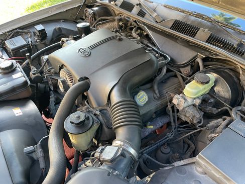 Used 2002 Ford Crown Victoria LX image 15