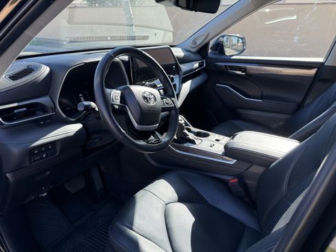 Used 2024 Toyota Highlander Limited image 12