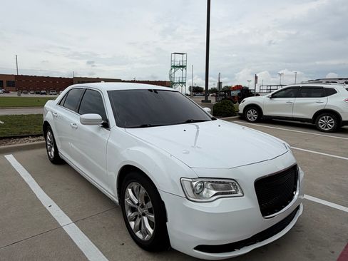 Used 2018 Chrysler 300 Touring AWD/4WD image 1
