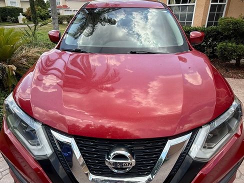 Used 2017 Nissan Rogue S image 2