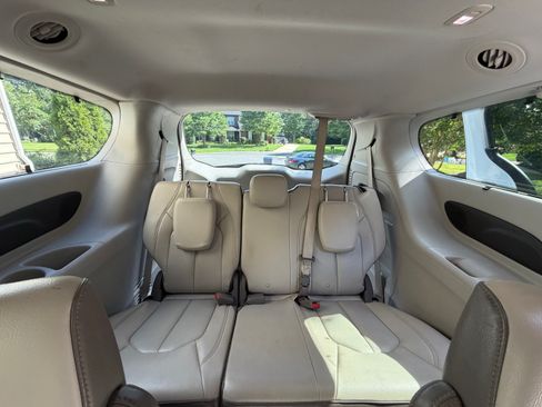 Used 2017 Chrysler Pacifica Touring-L Plus w/ Advanced Safetytec Group FWD image 21