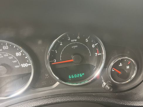 Used 2018 Jeep Wrangler Unlimited Sahara image 11