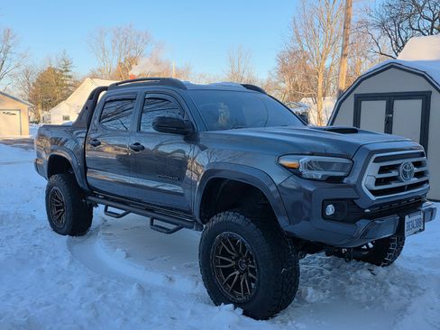 Used 2021 Toyota Tacoma Limited image 1