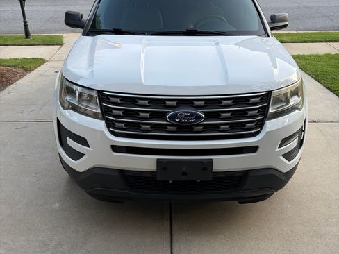 Used 2017 Ford Explorer FWD image 2