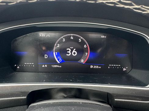 Used 2024 Volkswagen Tiguan SE w/ Panoramic Sunroof Package image 10