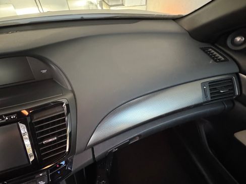 Used 2017 Honda Accord Touring image 16