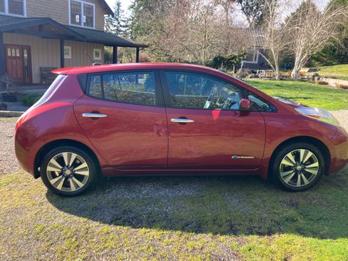 Used 2015 Nissan Leaf SV w/ LED & Quick Charge Package image 4