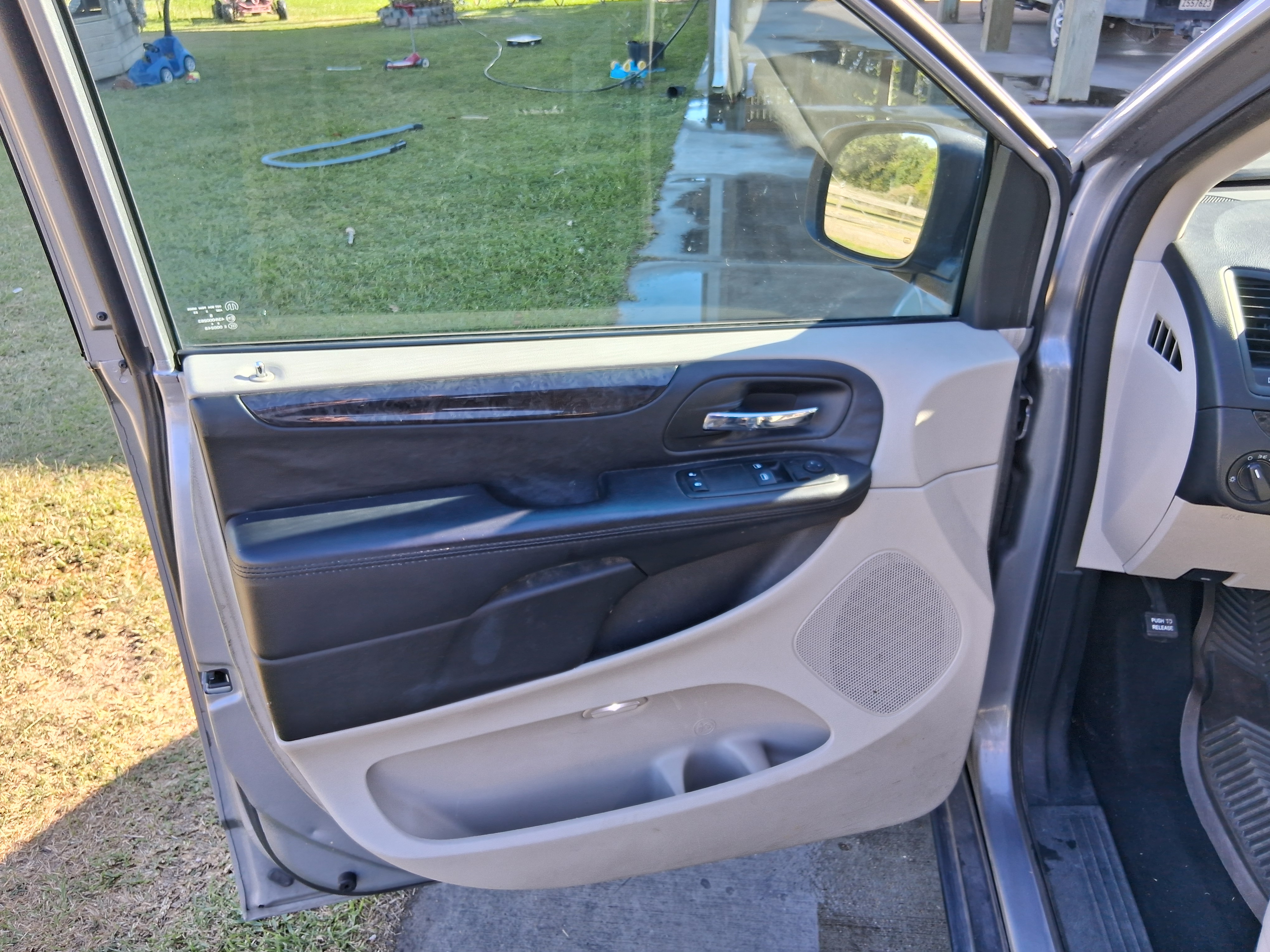 Used 2013 Dodge Grand Caravan American Value Package w/ UConnect Hands-Free Group FWD image 22