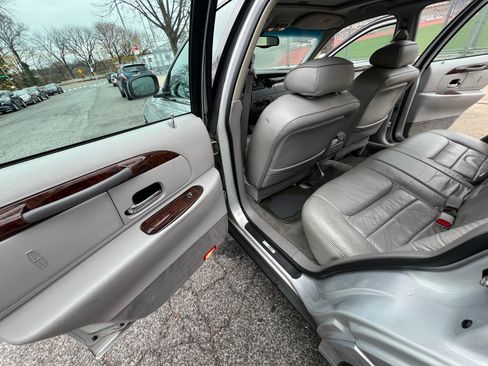 Used 2000 Lincoln Town Car Signature image 19