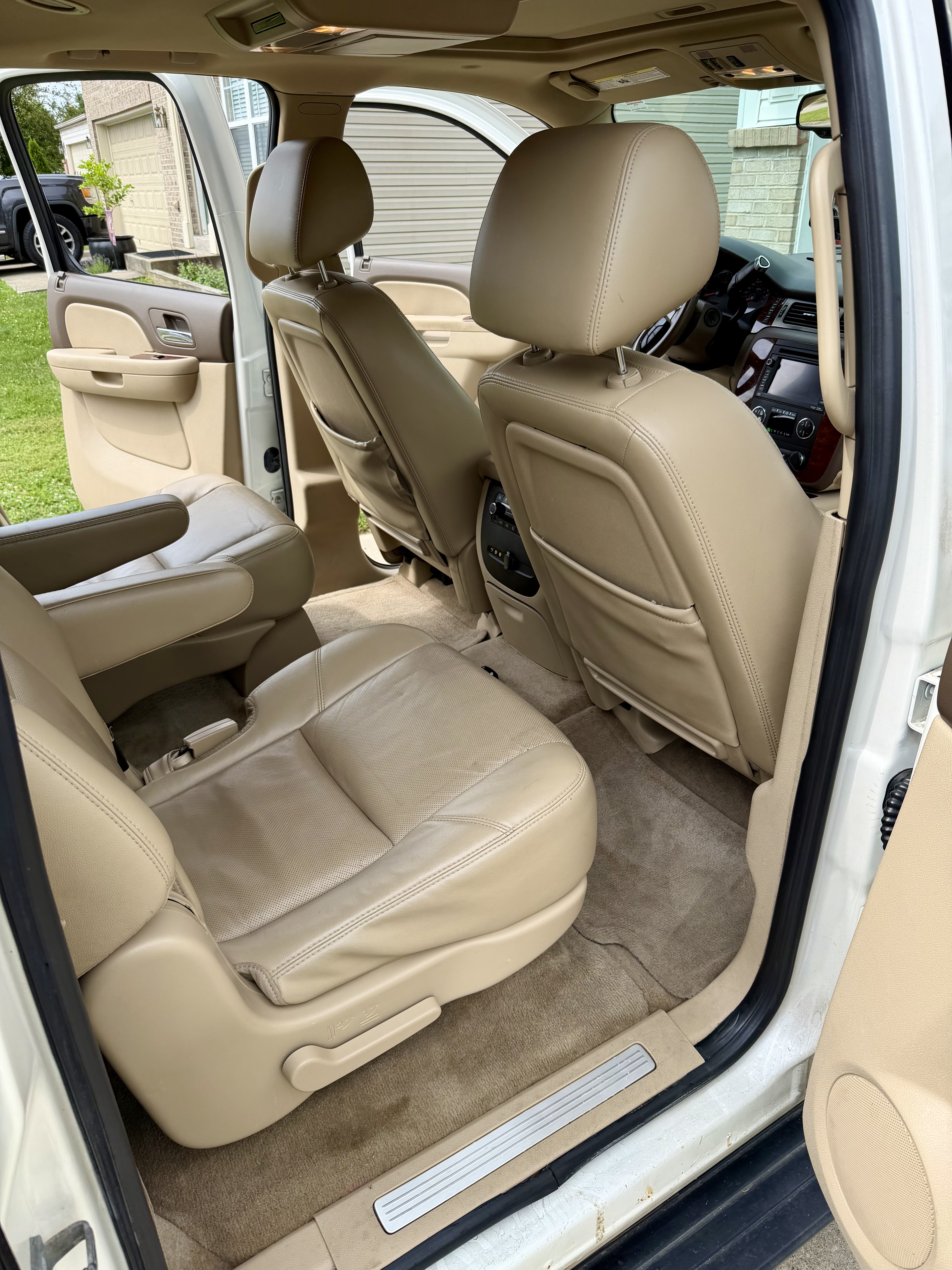 Used 2010 Chevrolet Suburban LTZ AWD/4WD image 14