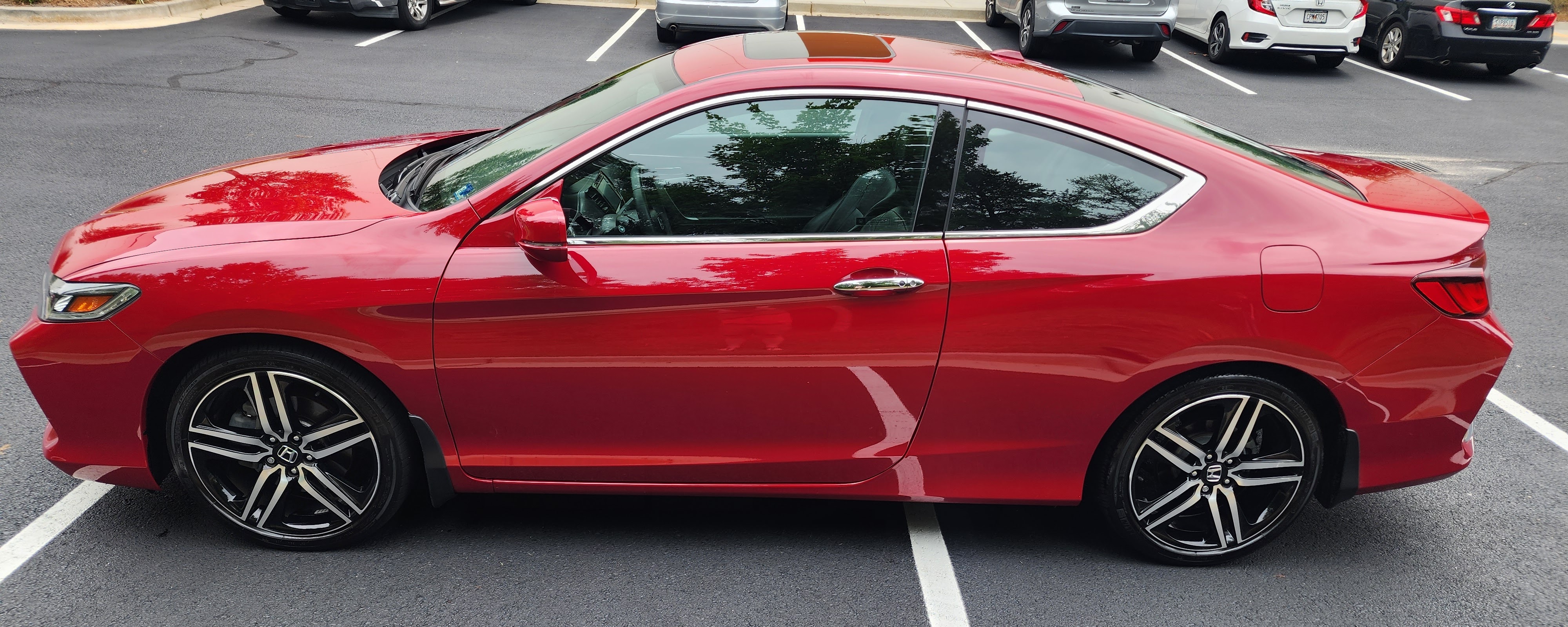Used 2017 Honda Accord Touring image 2