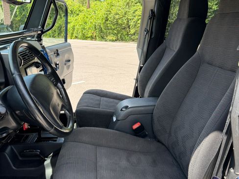 Used 2004 Jeep Wrangler Rubicon w/ Dual Top Group AWD/4WD image 17