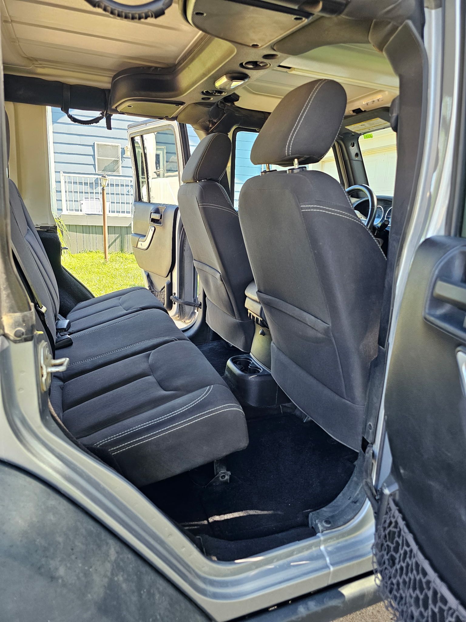 Used 2015 Jeep Wrangler Unlimited Rubicon w/ Connectivity Group AWD/4WD image 13