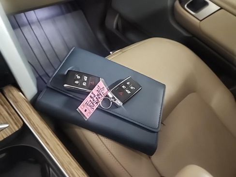 Used 2020 Land Rover Range Rover HSE image 24