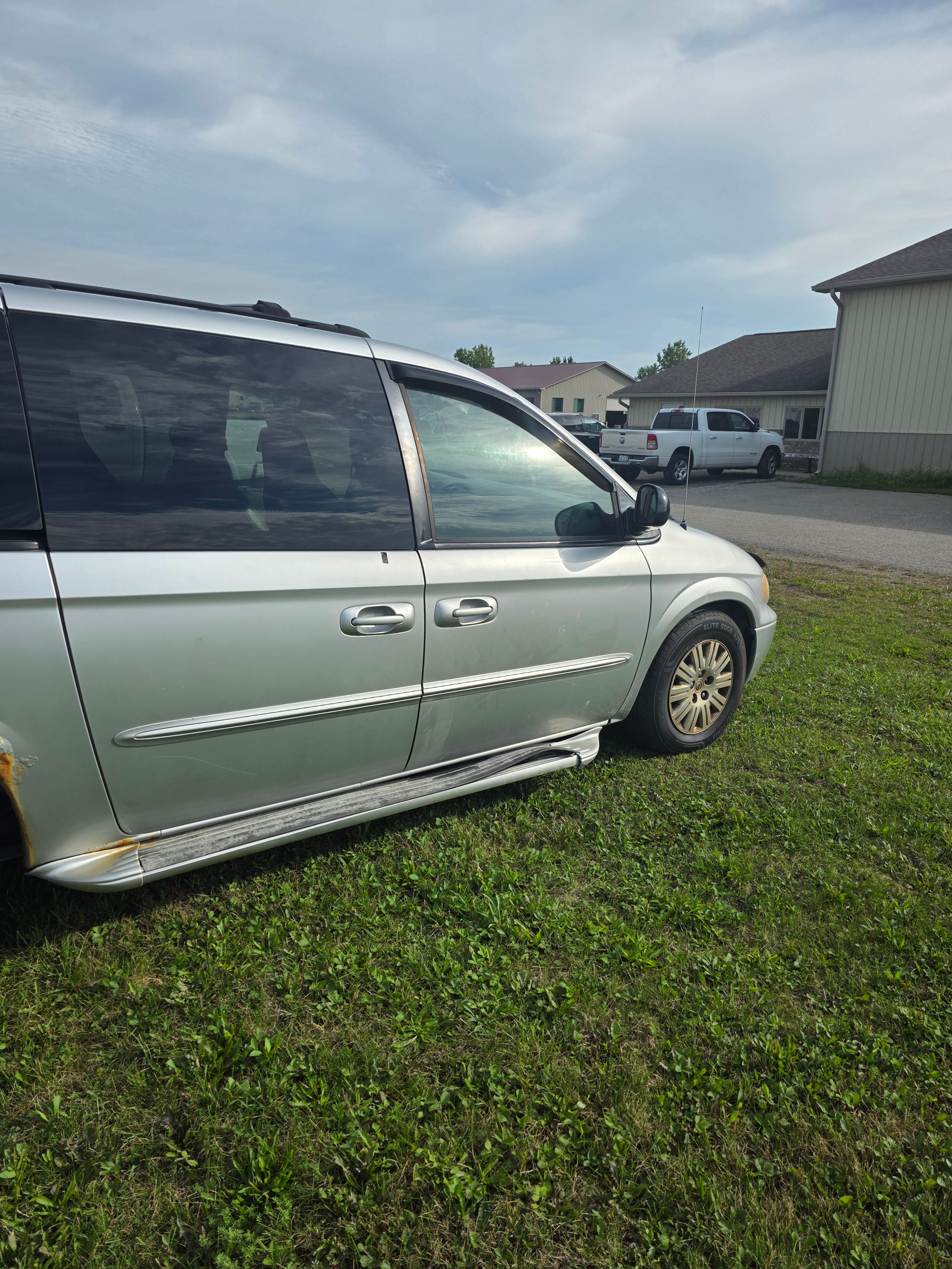 Used 2003 Chrysler Town & Country eL FWD image 2