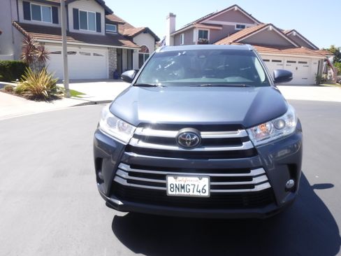 Used 2017 Toyota Highlander XLE w/ Carpet Mat Package FWD image 12