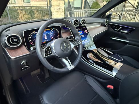 Used 2025 Mercedes-Benz GLC 300 4MATIC image 11